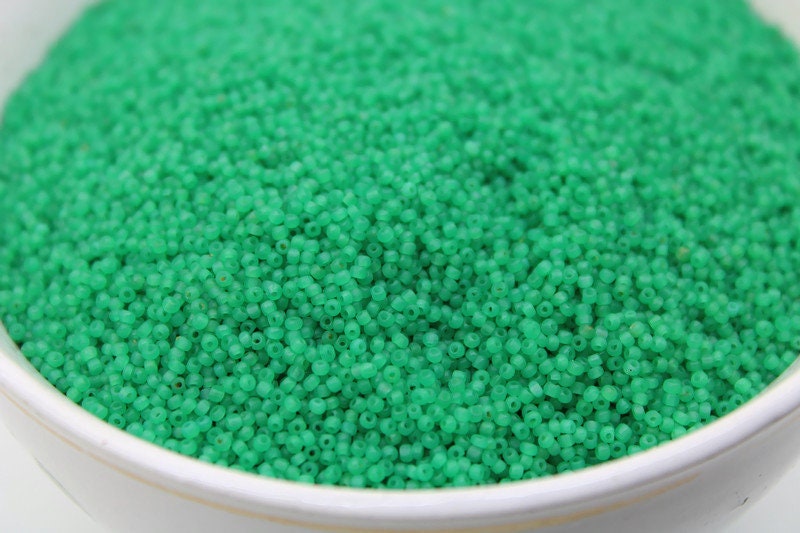 13/0 Charlotte True Cut Beads, Waxy Green (2 Perfect Facets) 5/10/20/50/250/500 Grams, Embroidery Material, Jewelry Supply, Premium True Cuts, 52240